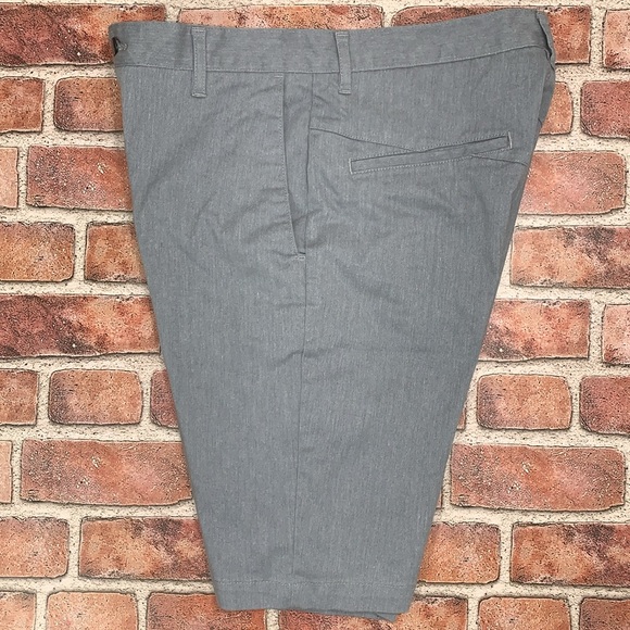 Mens Volcom flat front shorts. Size 31 - Picture 5 of 7